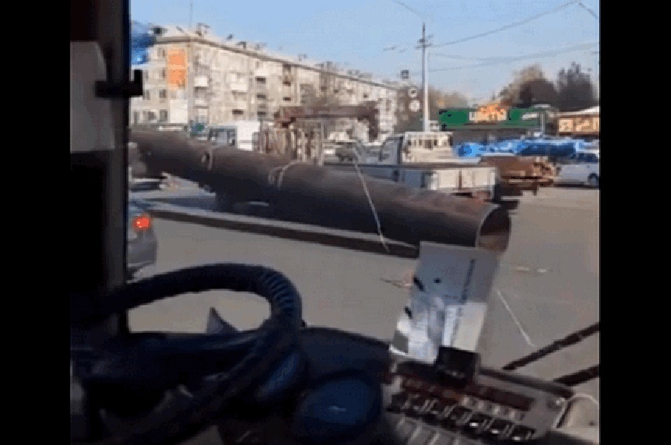 «Пункт назначения» по-новокузнецки: грузовик на кольце потерял трубу. ФОТО: кадр видео vk.com, ДТП Новокузнецка, Сергей Бодров.