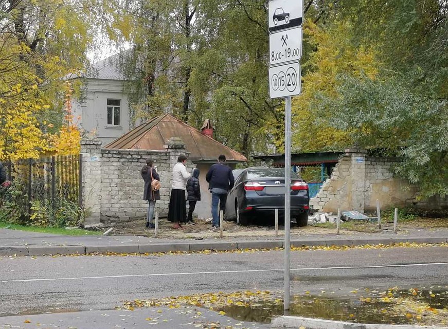 Почему водитель улетел в забор, непонятно.