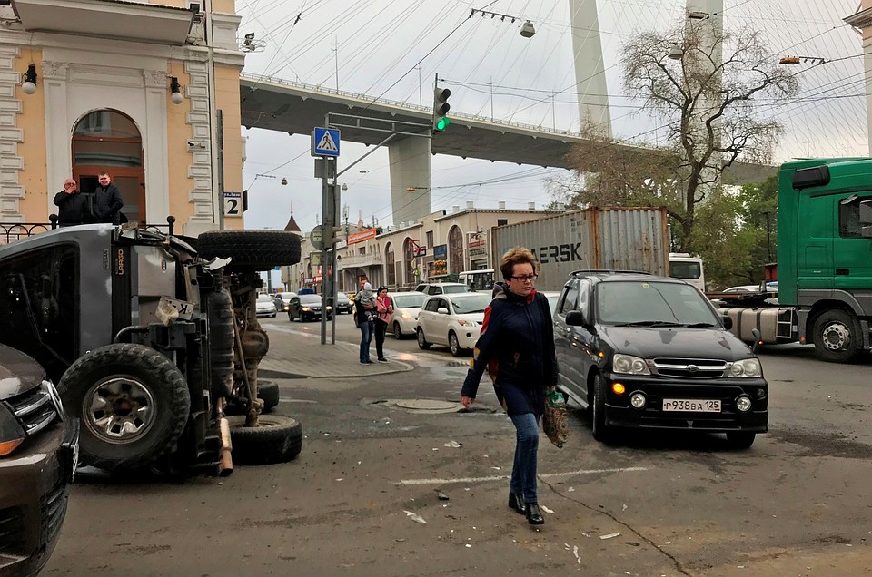 От удара автомобиль перевернулся