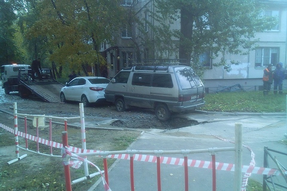 Во дворе на Маршала Тухачевского в Петербурге провалился асфальт под припаркованными машинами