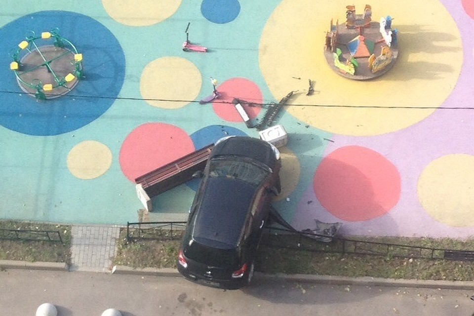 Двое пьяных мужчин пытались угнать автомобиль на севере Петербурга, но побили машины и разломали детскую площадку