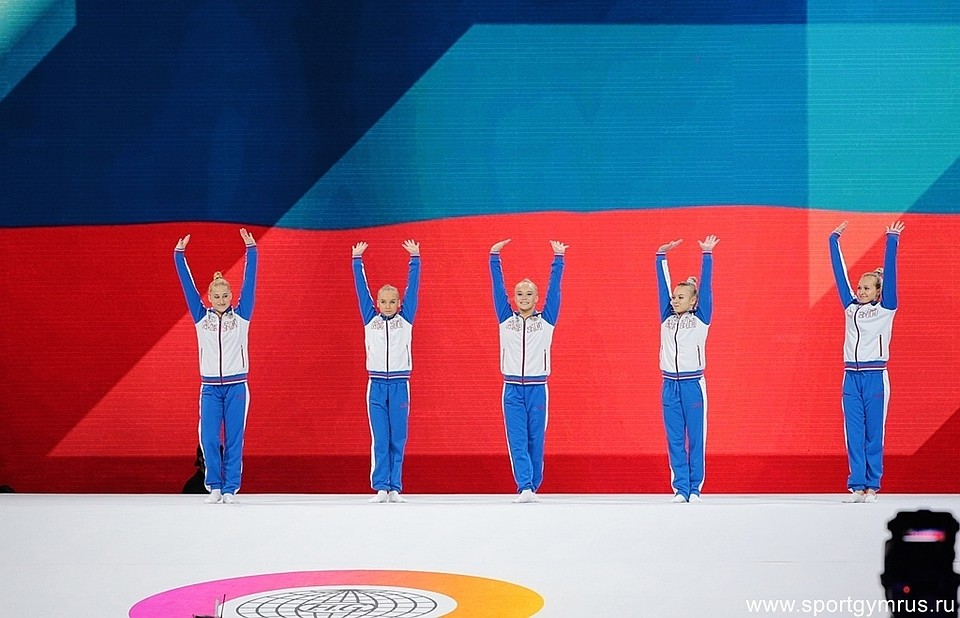 Ангелина Мельникова (в центре) - снова вторая в командном многоборье чемпионата мира.