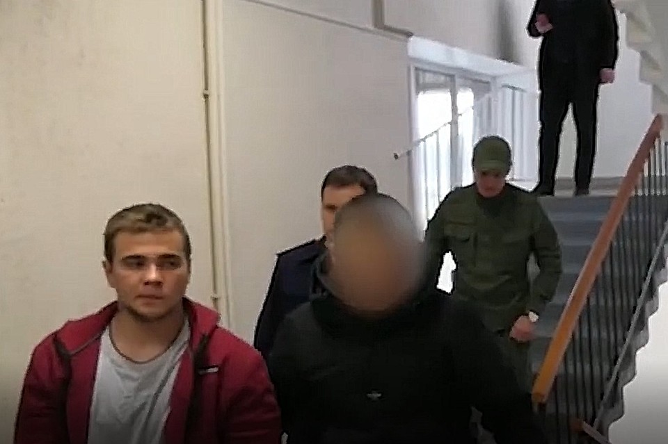Вывели подозреваемого в убийстве из квартиры.