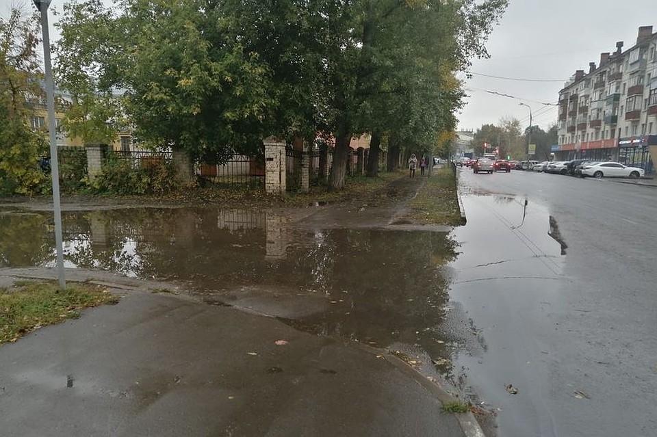 Подход к школе №24 скрылся под лужами