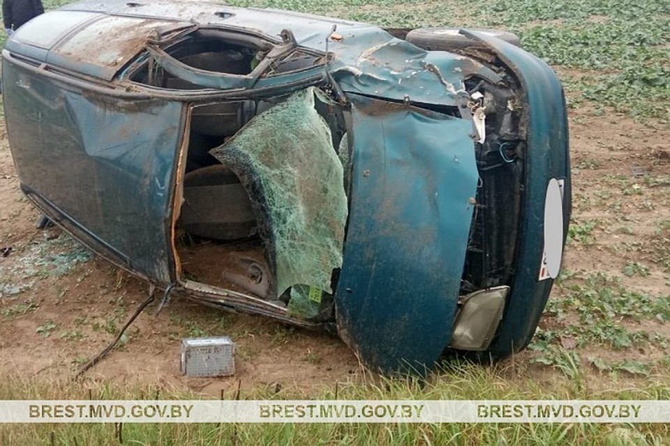 Водитель не справился с управлением, машина оказалась в кювете. Фото: УВД Брестского облисполкома.