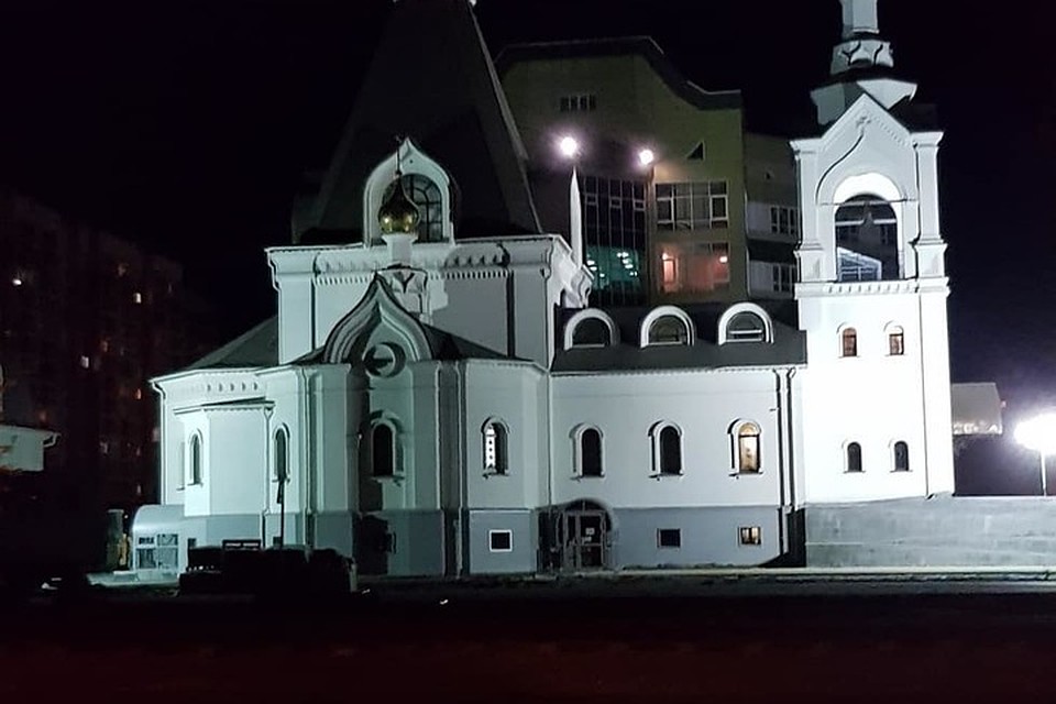 На фасад одного из кемеровских храмов установили ночную подсветку. ФОТО: vk/com, Илья Середюк