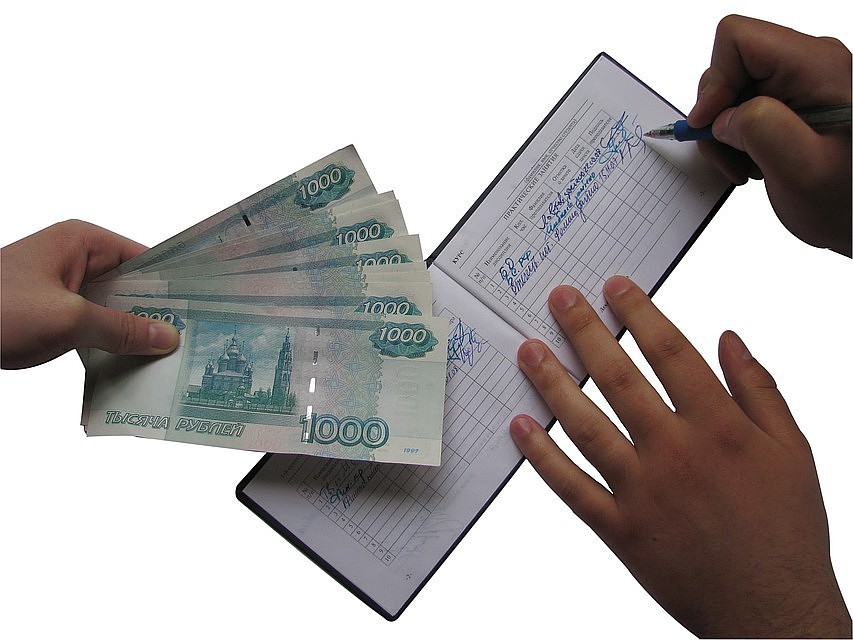 Заведующую кафедрой задержали с поличным.