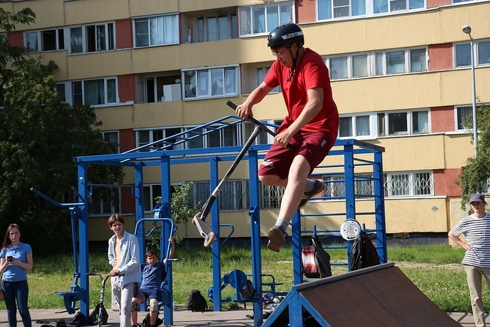 Скейт-площадки на улице Сикейроса, где занимались юные экстремалы, больше не будет: жителям окрестных домов надоели шум и нетрезвые компании. Фото: "Центр физической культуры, спорта и здоровья Выборгского района"