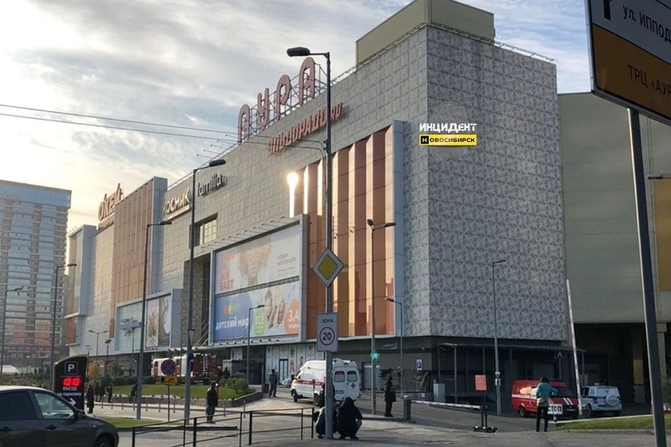Дым над торговым центром устроил переполох. Фото: «Инцидент Новосибирск».