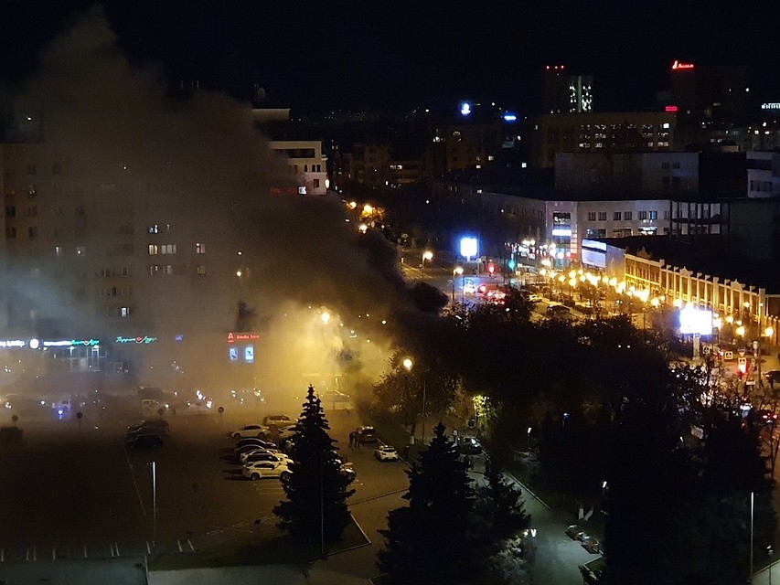 В Тюмени минувшим вечером горел Malina Bar на Первомайской. Фото: ЧС Тюмень