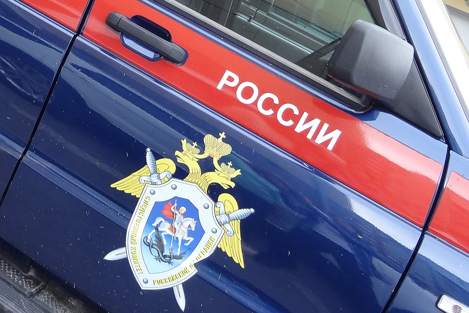 Следователи разберутся, почему в Салехарде дом сместился со свай