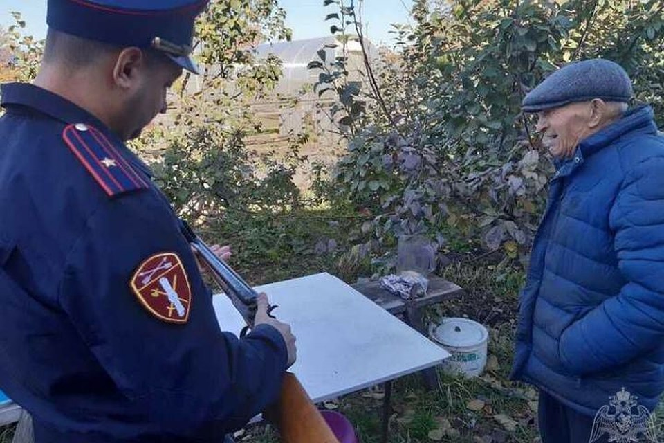 Кемеровский пенсионер получит за найденное в лесу ружье семь тысяч рублей ФОТО: Управлений Росгвардии России по Кемеровской области