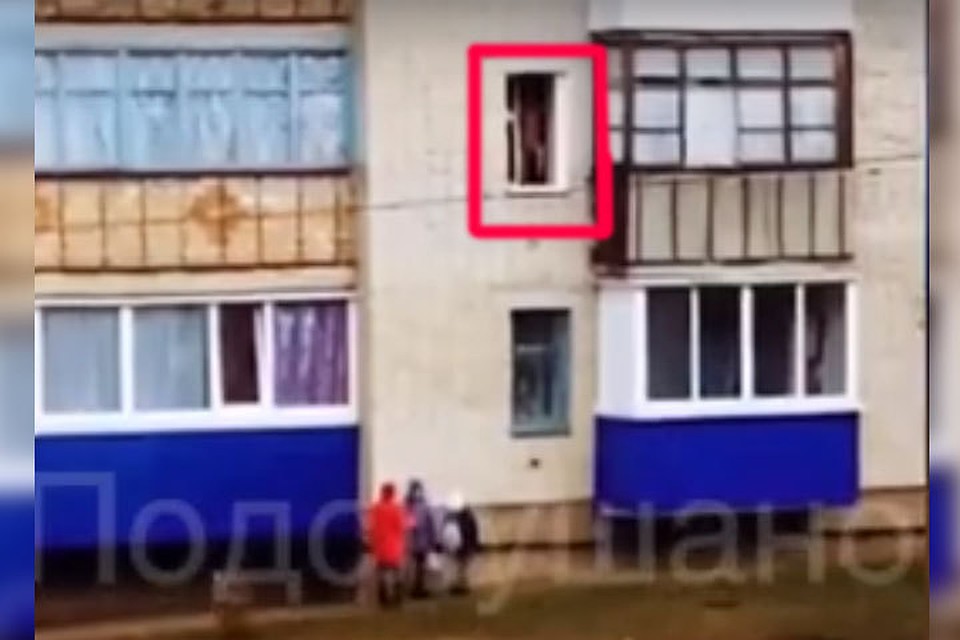 Мужчина демонстрирует свои гениталии детям уже давно