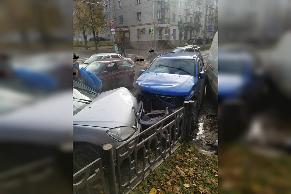 Автомобили сильно ударились об ограждение: Фото: vk.com/ky43_ubezhishe