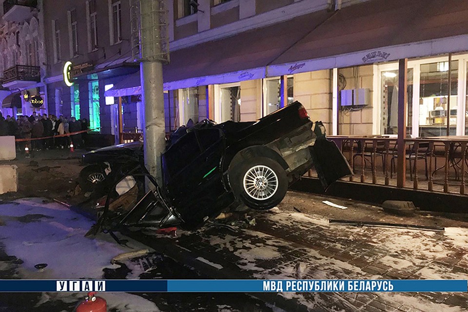 В Гомеле БМВ сбил на тротуаре троих и врезался в столб. Фото: ГАИ УВД Гомельского облисполкома.