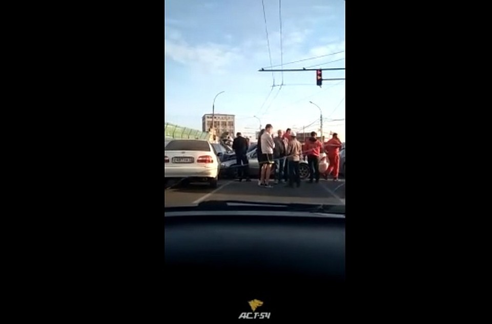 В Новосибирске столкнулись сразу три автомобиля. Фото: Кадр из видео