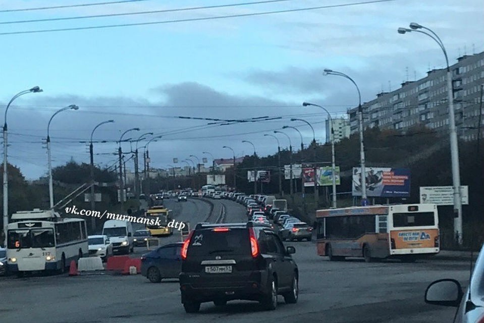 На проспекте Кольский строят новую разделительную полосу. И для водителей это временные неудобства. Фото: vk.com/murmansk_dtp