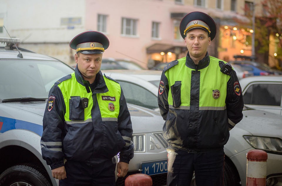 Старший лейтенант полиции Иван Ишков и лейтенант полиции Сергей Иванко не отказали мурманчанам, попавшим в непростую ситуацию. Фото: Никита Половнев