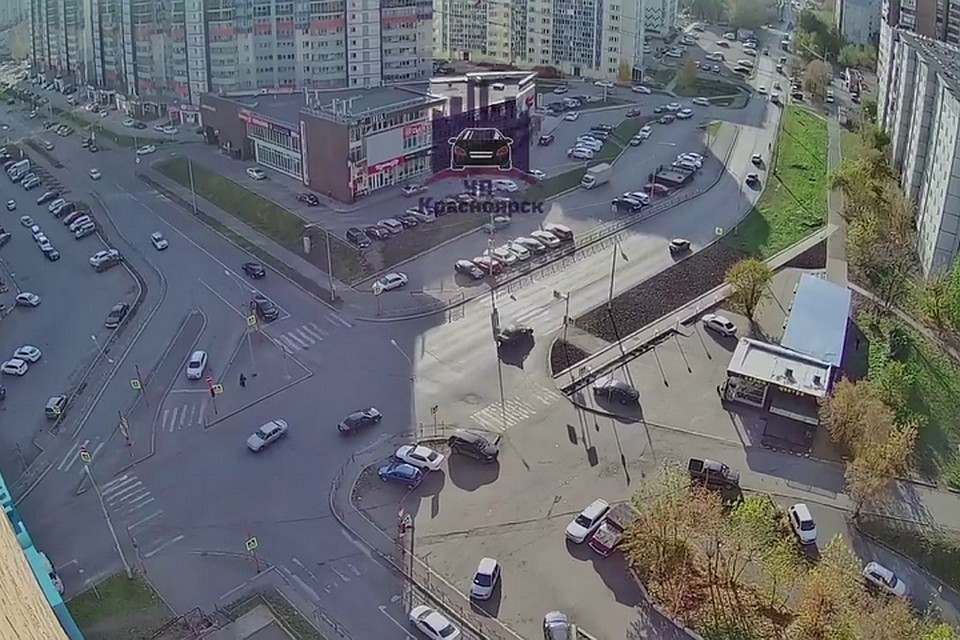 В Красноярске на Карамзина мусоровоз переехал 9-летнего ребенка. Стоп-кадр видео