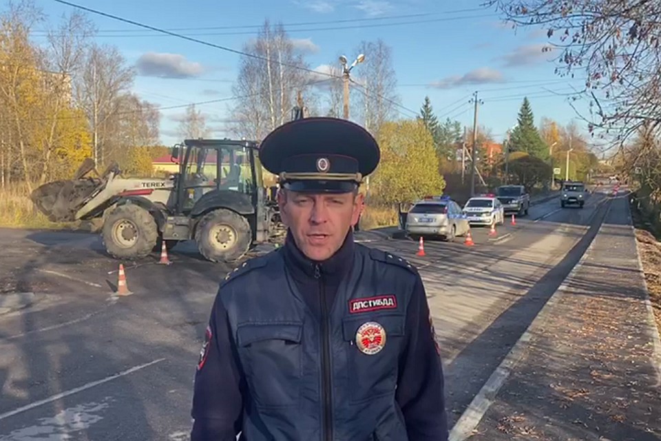 В Ленобласти водитель трактора-погрузчика не заметил пенсионера. Пожилой мужчина погиб. Фот: УГИБДД по СПб и ЛО.