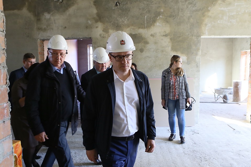Алексей Текслер в строящемся здании села Канашево. Фото: пресс-служба Правительства Челябинской области