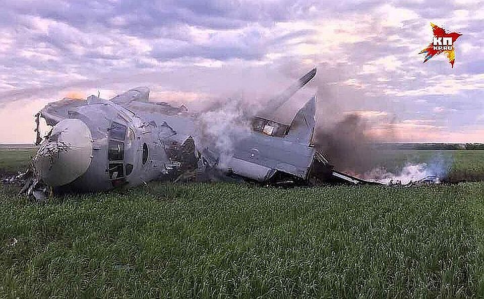 Самолет АН-26 почти полностью был уничтожен огнем