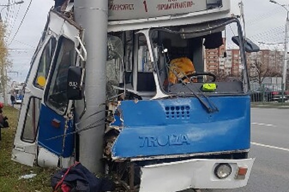 Перед троллейбуса буквально разорвало.
