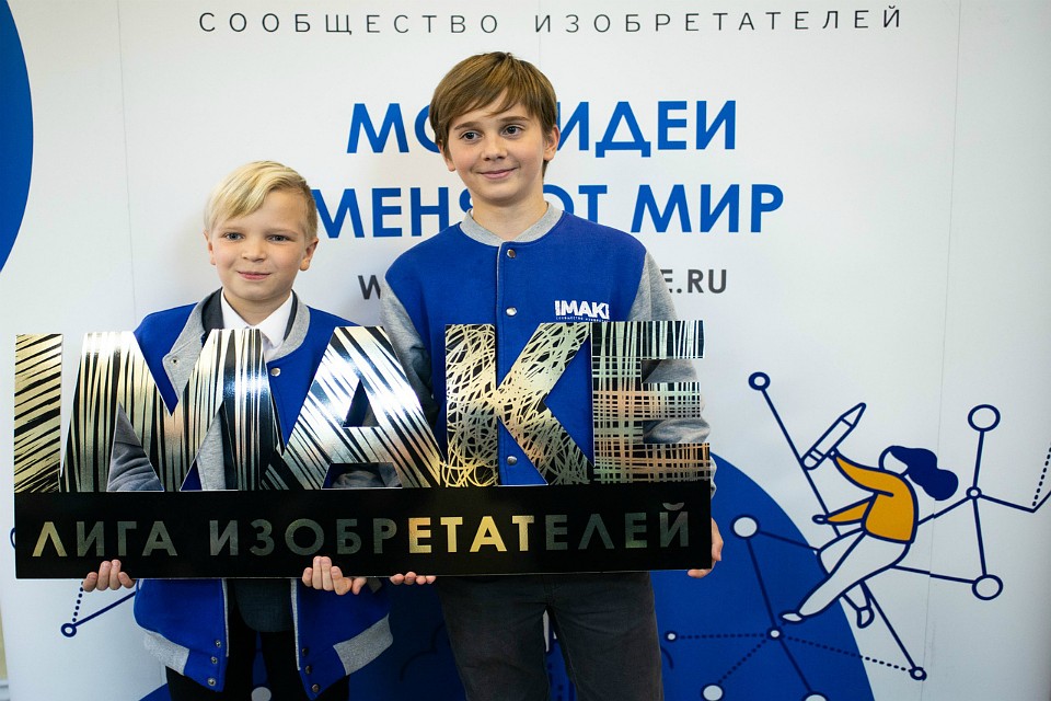 Изобретение Максима Дворникова (слева) позволит играть со своим любимцем где угодно. Фото: vk.com/imake2019.