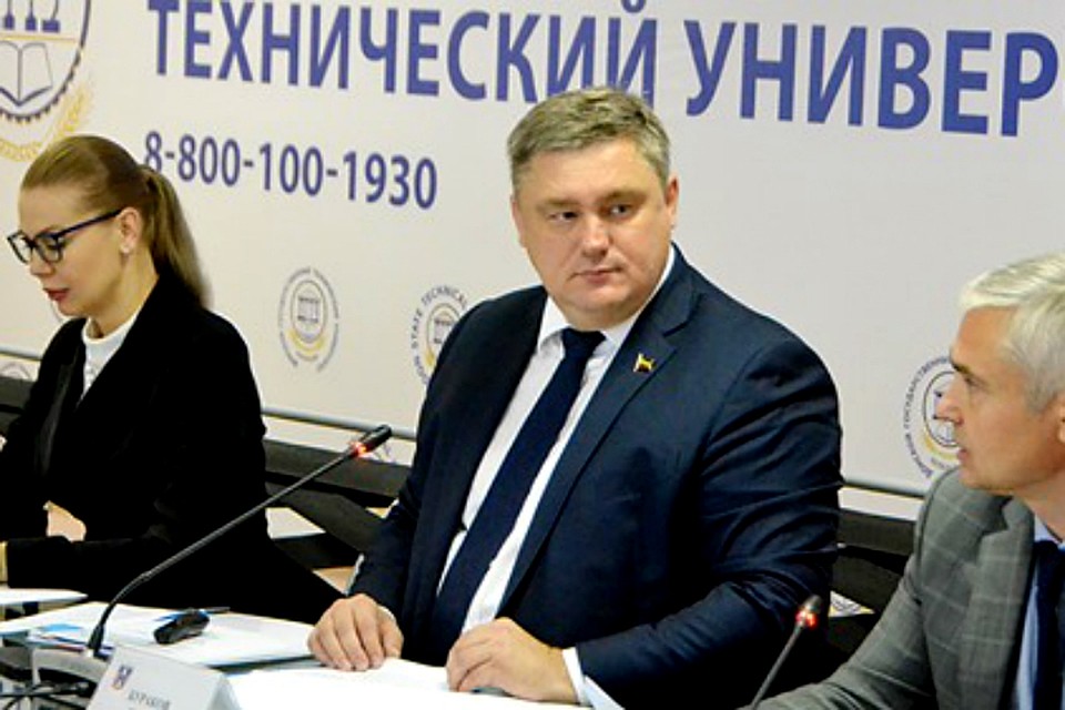 Игорь Бураков отметил, что сегодня важно вообще понимать, как воплощаются идеи, призванные сделать предпринимательство более популярным. Фото: пресс-служба ЗС РО.