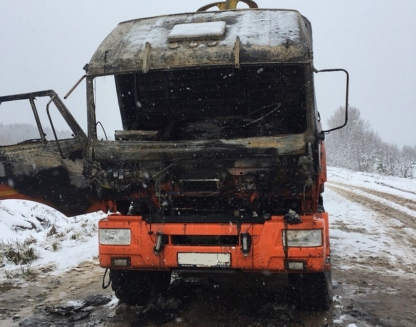 Кабина и моторный отсек полностью выгорели.
