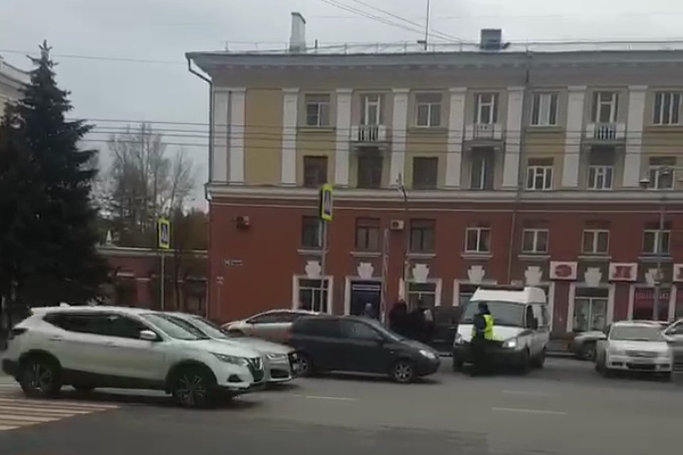 Двух школьников сбили на пешеходном переходе в Кемерове.ФОТО: "Инцидент Кузбасс"