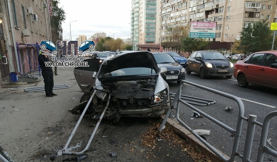 Очередной противопешеходный забор разлетелся в клочья. Фото: Группа "ЧП ДТП Челябинск" vk.com