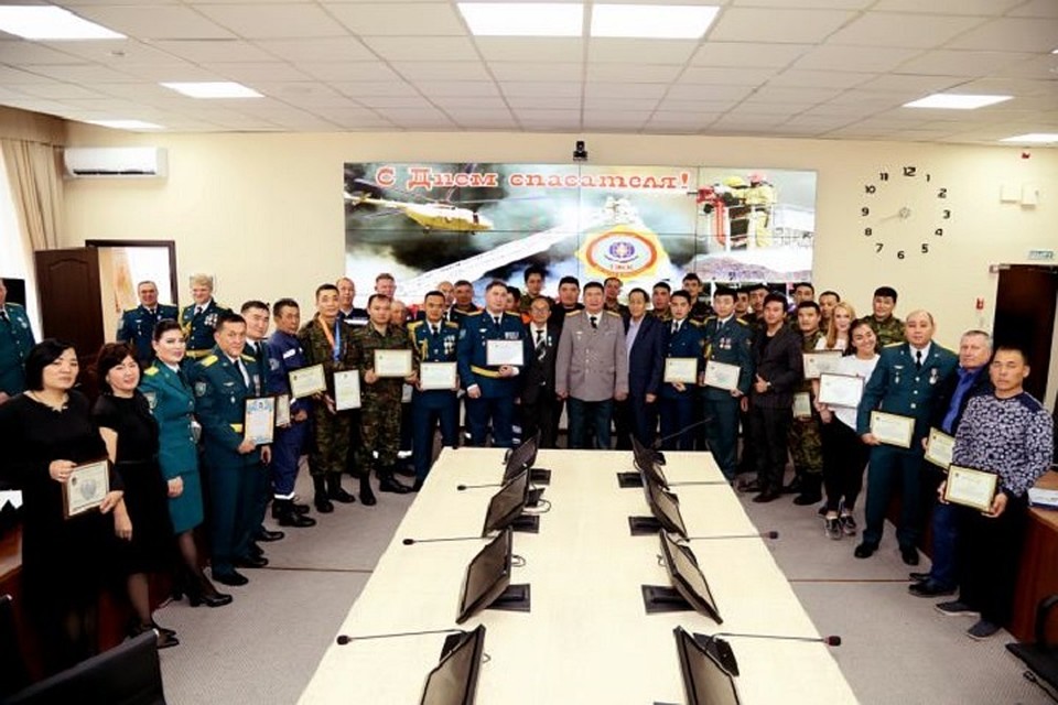 Теперь, в этот день спасатели традиционно отмечают свой профессиональный праздник.