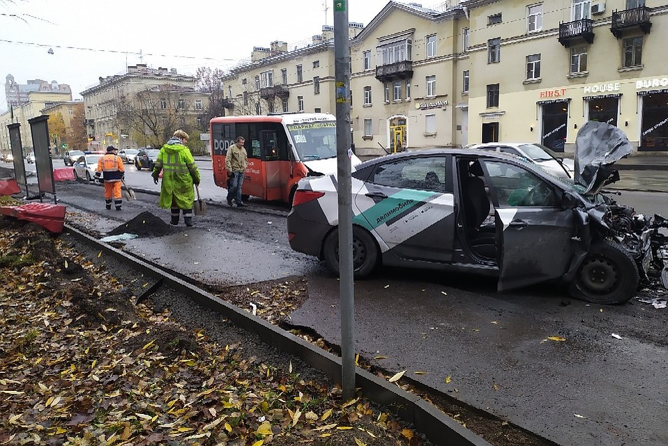 Каршеринговый автомобиль на Энгельса врезался в маршрутку. Фото: vk.com/spb_today