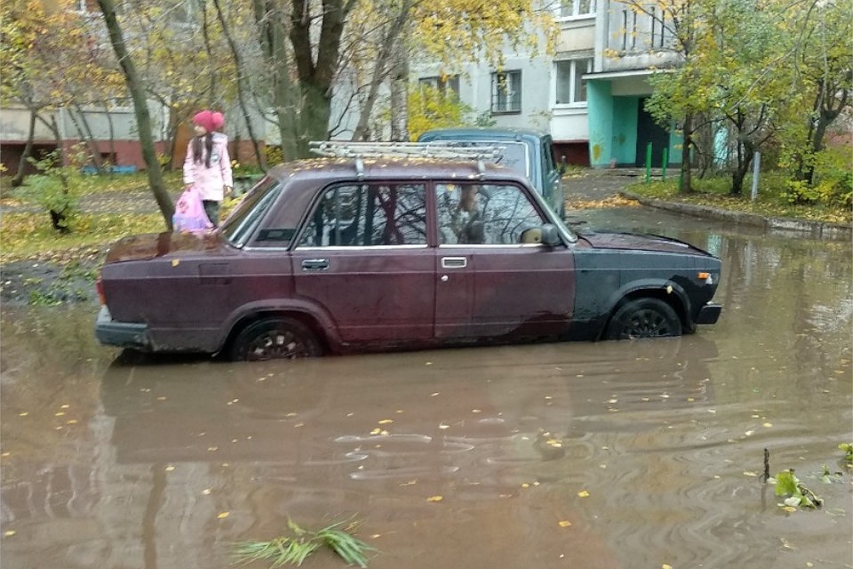 Огромная лужа на Гусева, 21. Фото: ПОДСЛУШАНО Тверь, vk.com/tvery