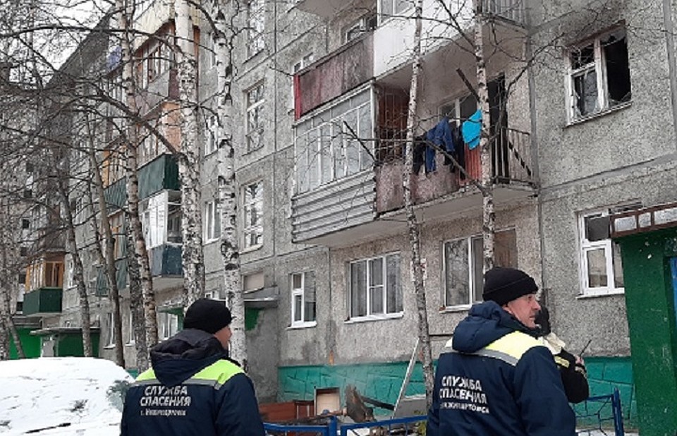 Два человека пострадали при пожаре на улице Ленина в Нижневартовске. Фото из группы "ЧП в Нижневартовске в соцсети ВКонтакте