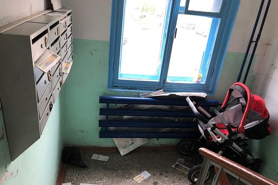 Тюменку взбесили детские коляски на лестничных пролетах в многоэтажке. Фото из соцсети ВКонтакте