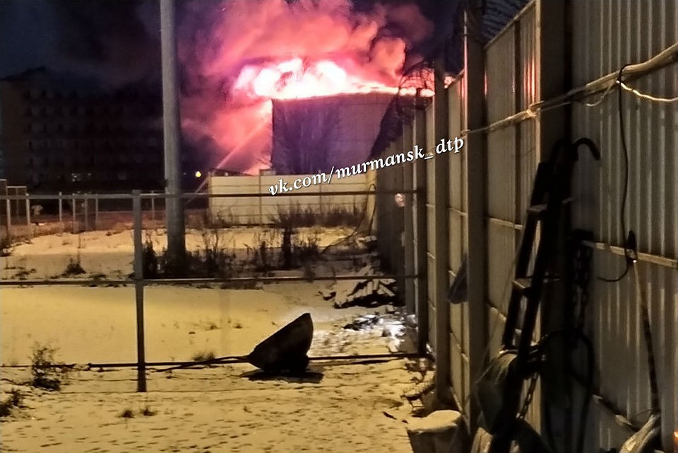 Площадь пожара составила 500 квадратных метров. Фото: vk.com/murmansk_dtp