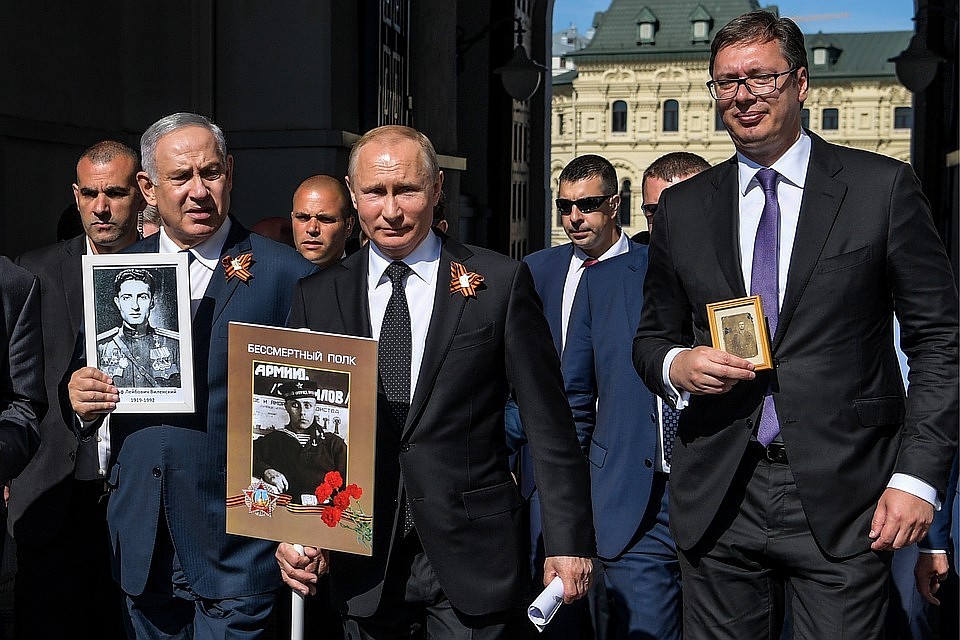 В 2018 году в шествии "Бессмертного полка" вместе с Владимиром Путиным приняли участие Беньямин Нетаньяху и Александр Вучич Фото: Алексей Дружинин/пресс-служба президента РФ/ТАСС.
