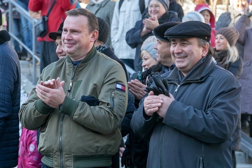 Глава Нижнего Тагила Владислав Пинаев и министр энергетики и ЖКХ Свердловской области на открытии сквера «Пионерский». Фото: Илья КОЛЕСОВ