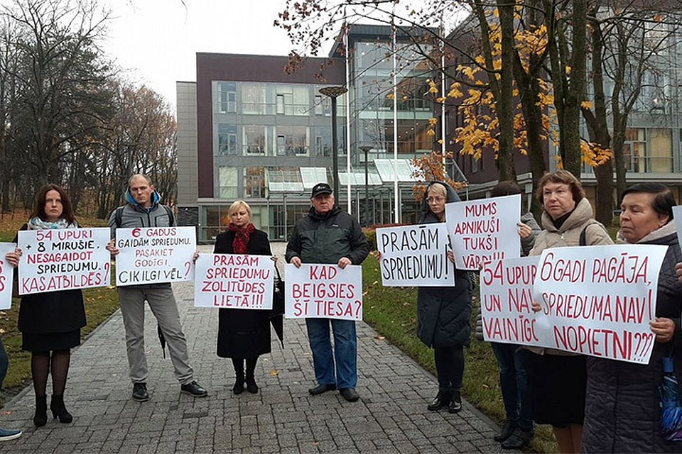 Общество «Золитуде 21.11» протестовало около здания суда. Фото: LR