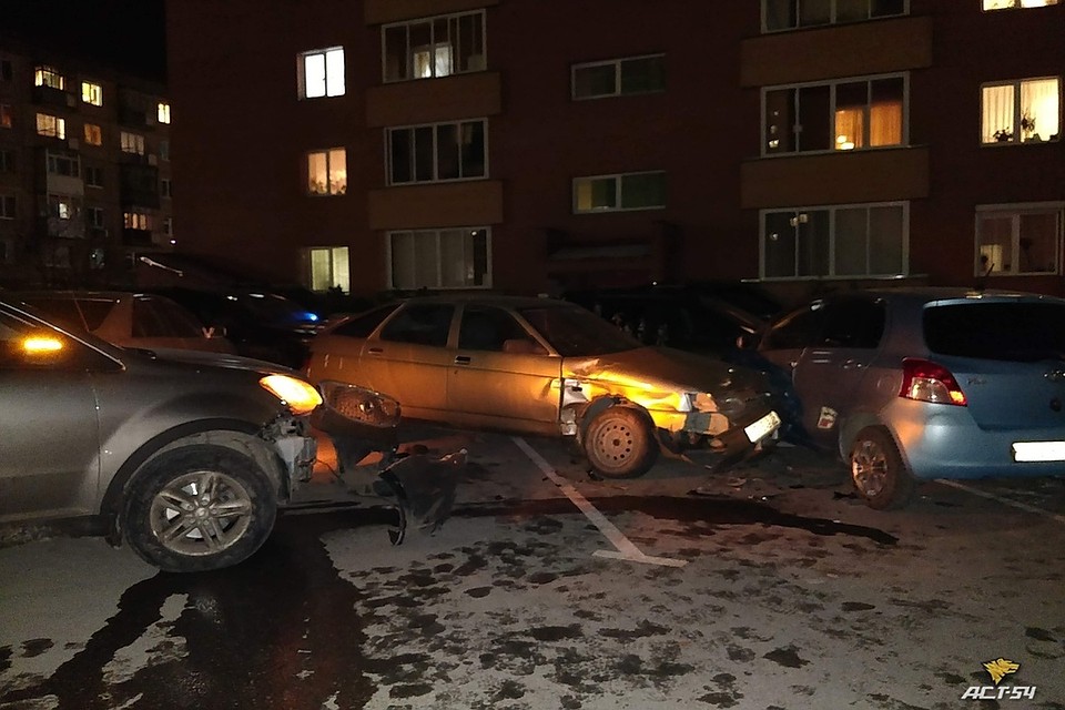Из-за пожилой автоледи пострадали владельцы 7 машин. Фото: «АСТ-54»