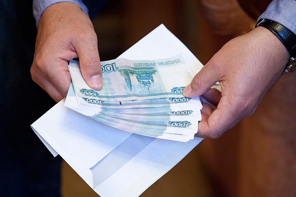 Выросло число россиян, считающих, что неофициальная экономическая деятельность в целом приносит больше пользы для общества, чем вреда