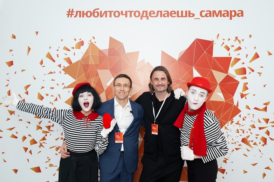 Организаторы приготовили для посетителей еще немало сюрпризов и интереснейших выступлений: дизайнеры, повара, спортсмены и журналисты - здесь скучно точно не будет.