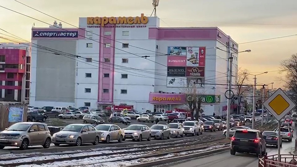 140 человек эвакуировались из торгового центра "Карамель" из-за пожарной тревоги. Фото: Галина Тюрнева (телекомпания "ТиВиСи")