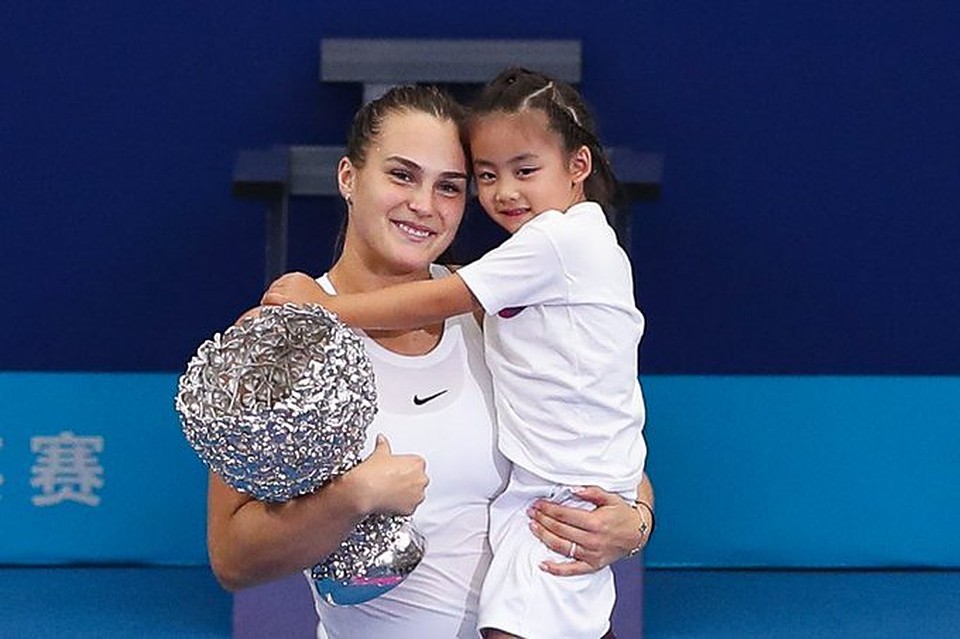Арина Соболенко с маленькой китаянкой и трофеем малого Итогового турнира WTA. Фото: twitter.com/WTAEliteTrophy