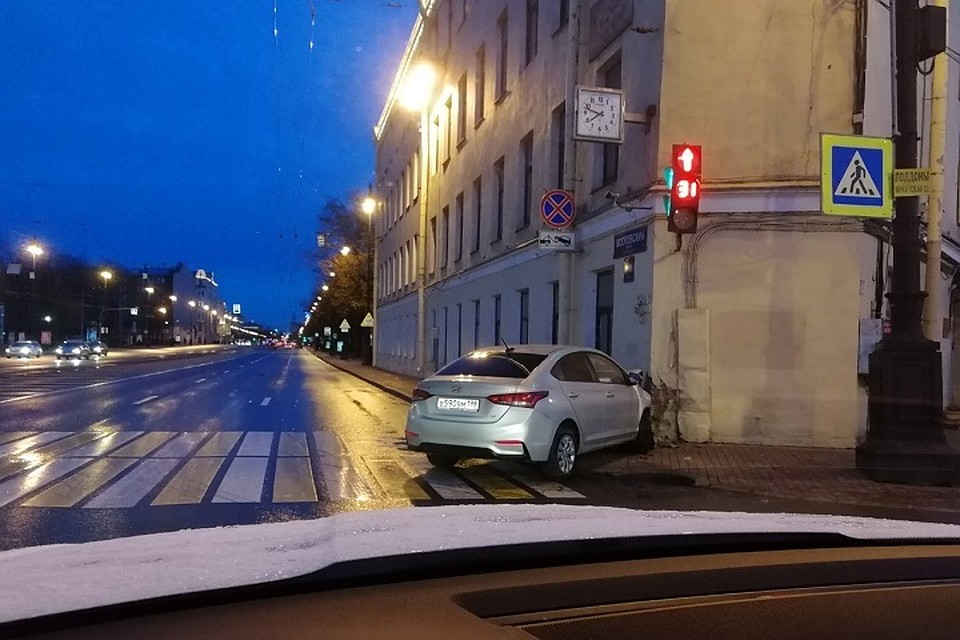 У Московских ворот легковой автомобиль врезался в стену здания военкомата
