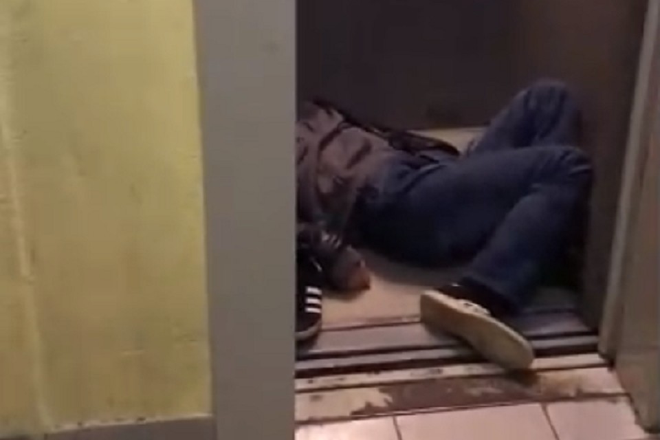 Неизвестная компания устроила дебош и поломала лифты в доме на Маршала Казакова в Петербурге