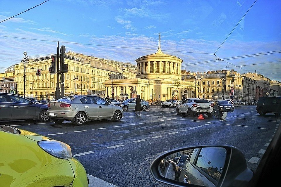 28 октября стало первым "днем жестянщика" в Петербурге. Фото: vk.com/spb_today