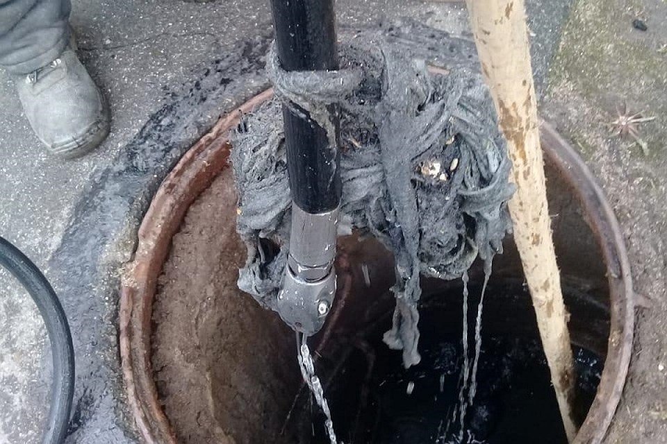 Комки тряпок забили канализацию в одной из школ Приморского района. Фото: "Водоканал"